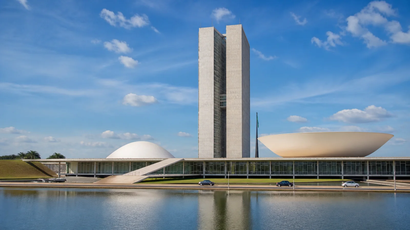 Fl&aacute;vio Bolsonaro recebe apoio de partidos e fala em mudar Constitui&ccedil;&atilde;o